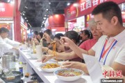 事业运势“嗦粉”经济火热 中国多地“食力”出圈